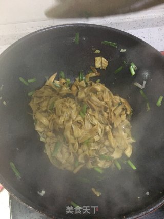 韭菜炒油豆皮的做法步骤：8