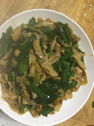 韭菜炒油豆皮的做法步骤：10