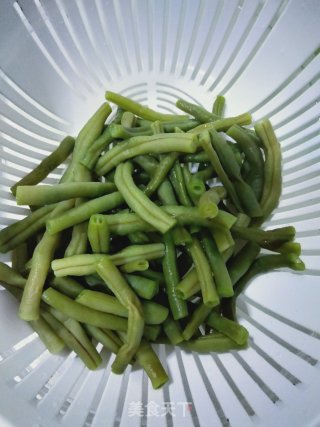尖椒肉丝酱豆角的做法步骤：1