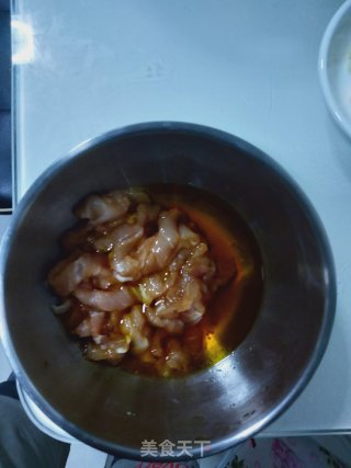 尖椒肉丝酱豆角的做法步骤：2