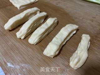 家常酥香小油条的做法步骤：4