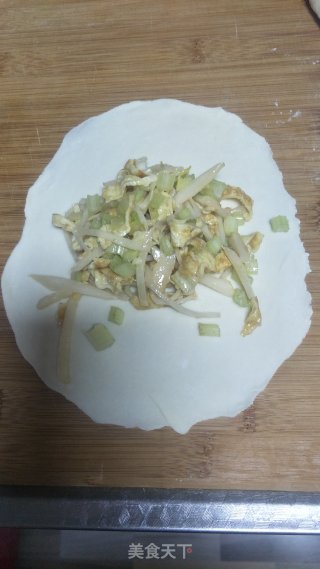 芹菜鸡腿菇鸡蛋盒子的做法步骤：3