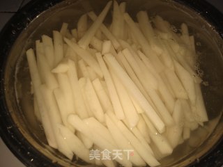 炸薯条的做法步骤：3