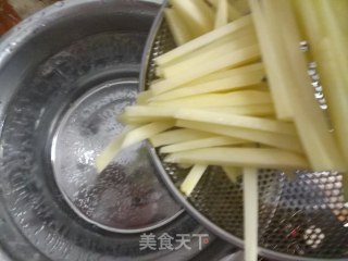 炸薯条的做法步骤：4