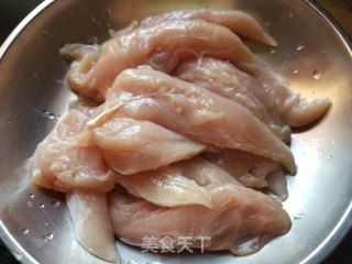 照烧鸡胸嫩肉的做法步骤：1