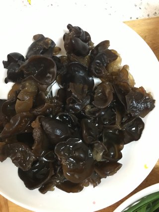 木耳韭菜炒鸡蛋的做法步骤：1