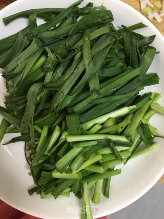 木耳韭菜炒鸡蛋的做法步骤：2