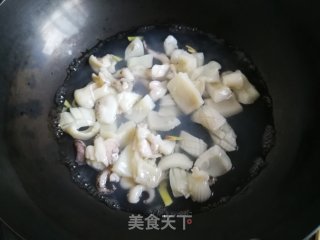 莴笋炒墨鱼的做法步骤：4