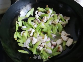 莴笋炒墨鱼的做法步骤：7