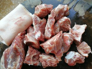 骨头萝卜汤的做法步骤：1