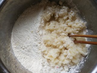 葱花油饼的做法步骤：2
