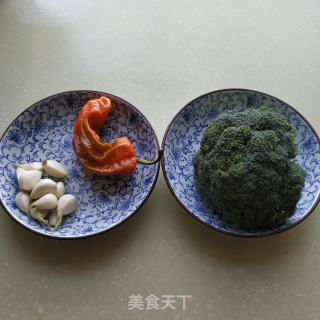 蒜蓉西兰花的做法步骤：1