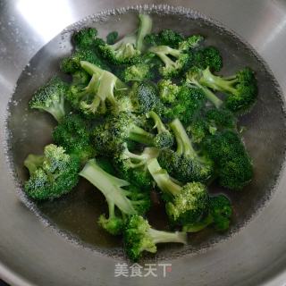 蒜蓉西兰花的做法步骤：3