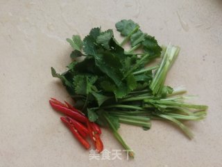 香菜拌紫萝卜的做法步骤：1