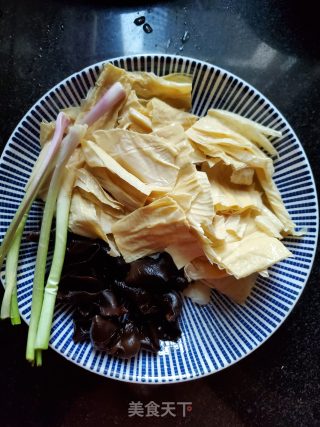 黄豆酱焖腐竹的做法步骤：1