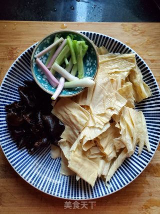 黄豆酱焖腐竹的做法步骤：2
