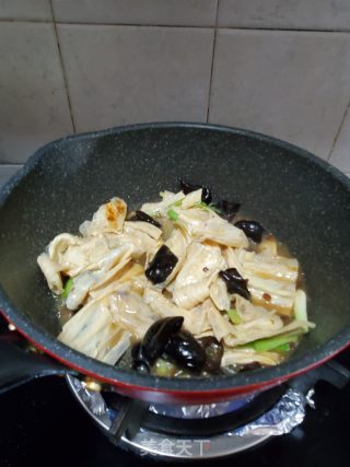 黄豆酱焖腐竹的做法步骤：6
