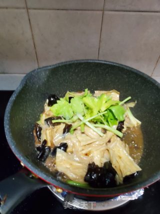 黄豆酱焖腐竹的做法步骤：7