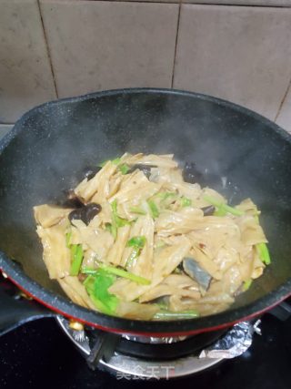 黄豆酱焖腐竹的做法步骤：8
