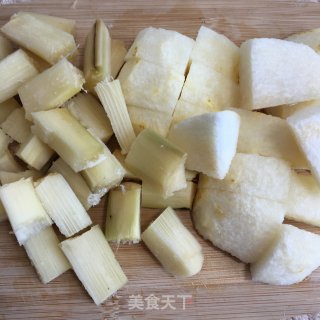 甘蔗雪梨汤的做法步骤：2