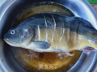 鸿运当头酱香鲤的做法步骤：2