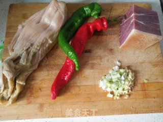 酸菜炒腊肉的做法步骤：1