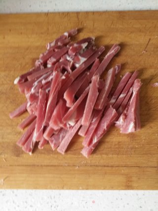 酸菜炒腊肉的做法步骤：2