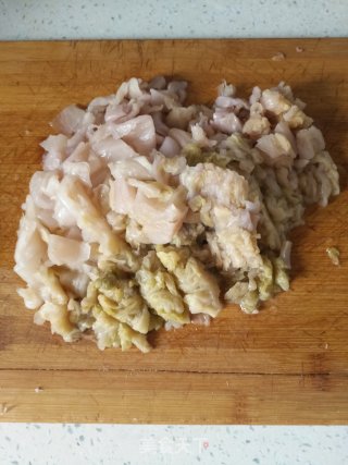 酸菜炒腊肉的做法步骤：3
