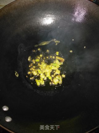 酸菜炒腊肉的做法步骤：5