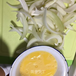 鸡蛋炒洋葱的做法步骤：2