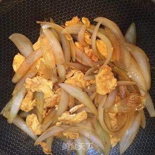 鸡蛋炒洋葱的做法步骤：6