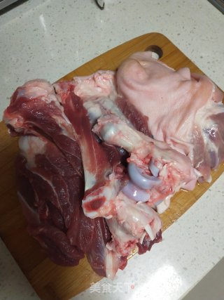 黄豆炖猪肘子的做法步骤：1