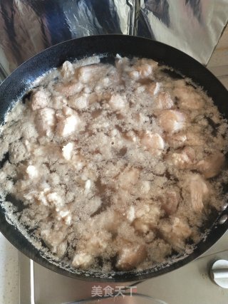 黄豆炖猪肘子的做法步骤：2