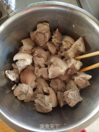 黄豆炖猪肘子的做法步骤：3