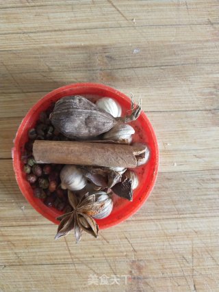 黄豆炖猪肘子的做法步骤：6
