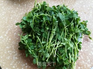 红花草炒蛋的做法步骤：1