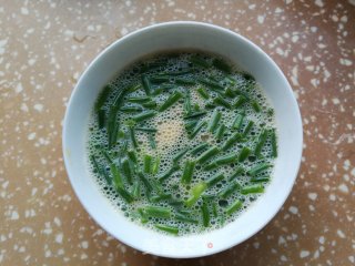 红花草炒蛋的做法步骤：4