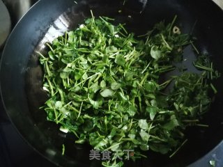 红花草炒蛋的做法步骤：7