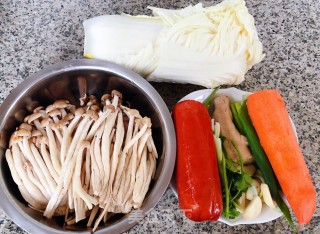 火腿蟹味菇炖白菜的做法步骤：1