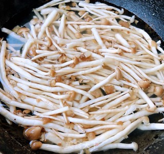 火腿蟹味菇炖白菜的做法步骤：2