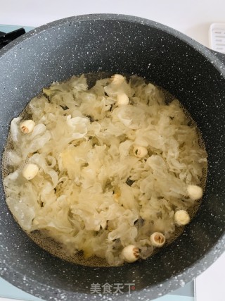 银耳莲子羹的做法步骤：1