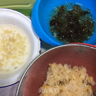 桃胶银耳糯米粥的做法步骤：1