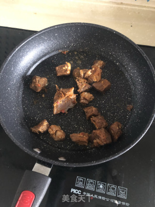 莴笋丁焖牛肉的做法步骤：2