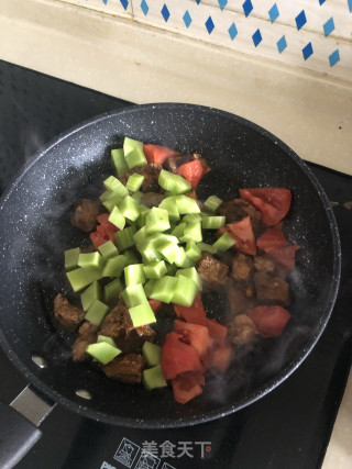 莴笋丁焖牛肉的做法步骤：4