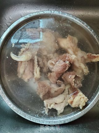 焖牛腩的做法步骤：1