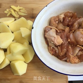 咖喱土豆烧鸡块的做法步骤：1