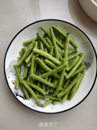 香辣浇汁豆角的做法步骤：1