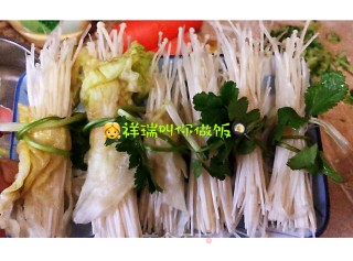 原创【????仙草味道????私房菜????】仙草自己的味道❤️铁板????金针菇❤️的做法步骤：2