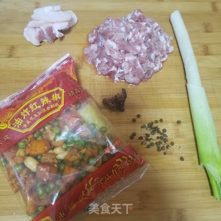 孜然葱爆羊肉的做法步骤：1