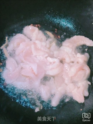 青椒巴沙鱼片的做法步骤：3